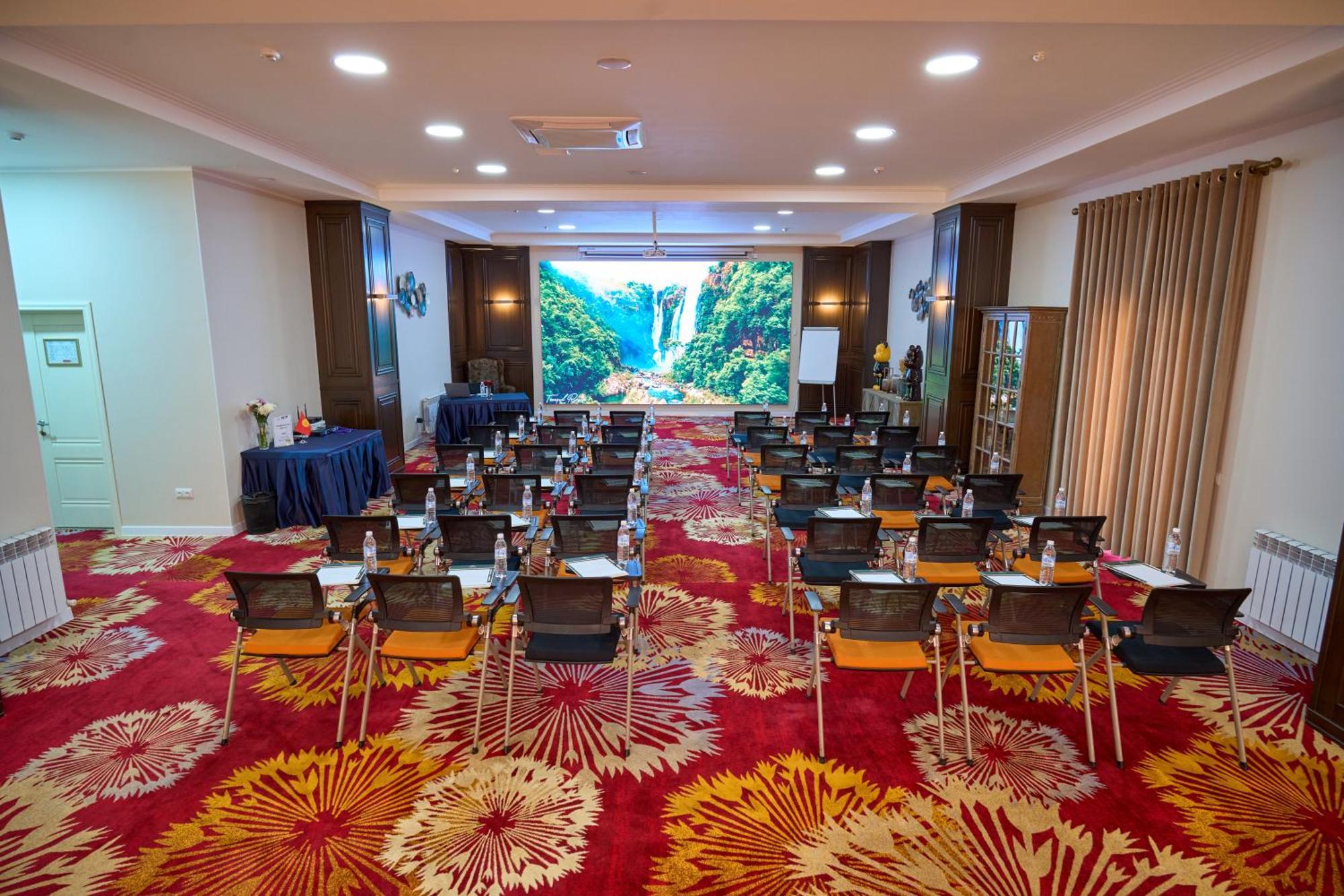 Garden Hotel & Spa Бишкек Экстерьер фото