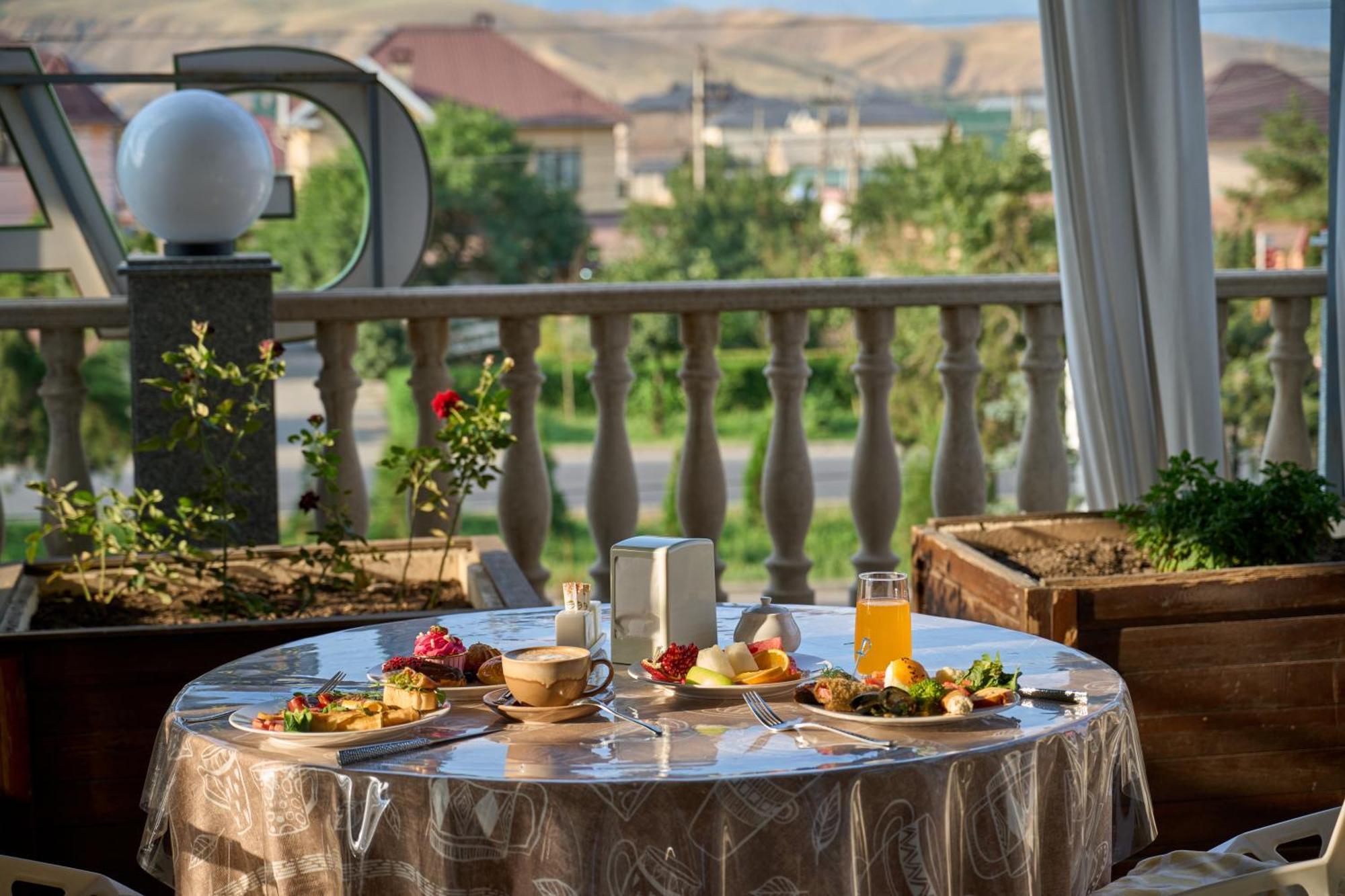Garden Hotel & Spa Бишкек Экстерьер фото